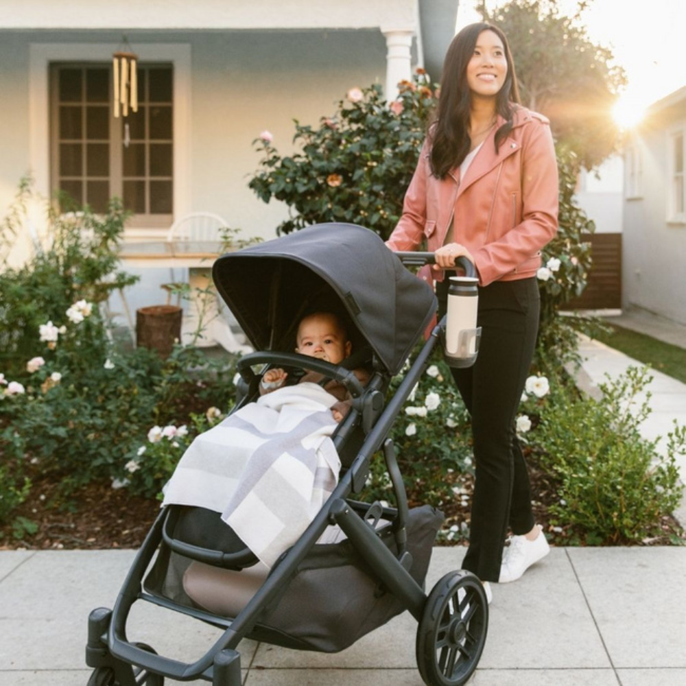 voziček, otrok, mama in na vozičku držalo za pijačo