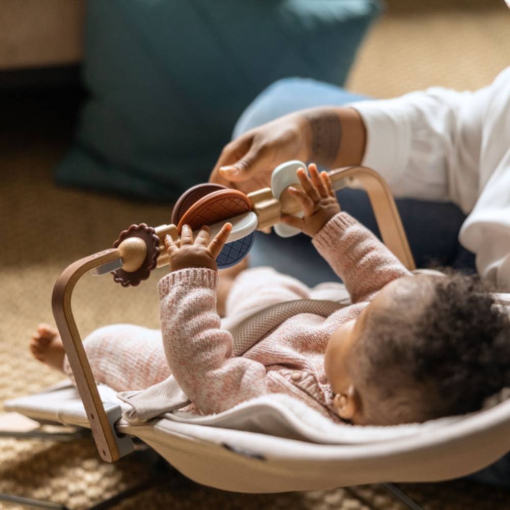 otrok se igra z igralnim lokom na gugalniku