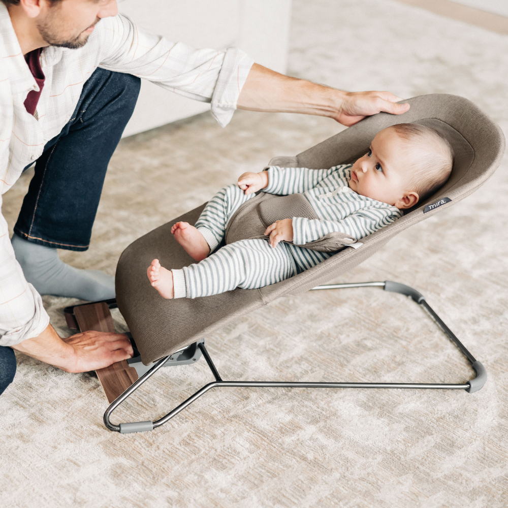 otrok v otroškem gugalniku