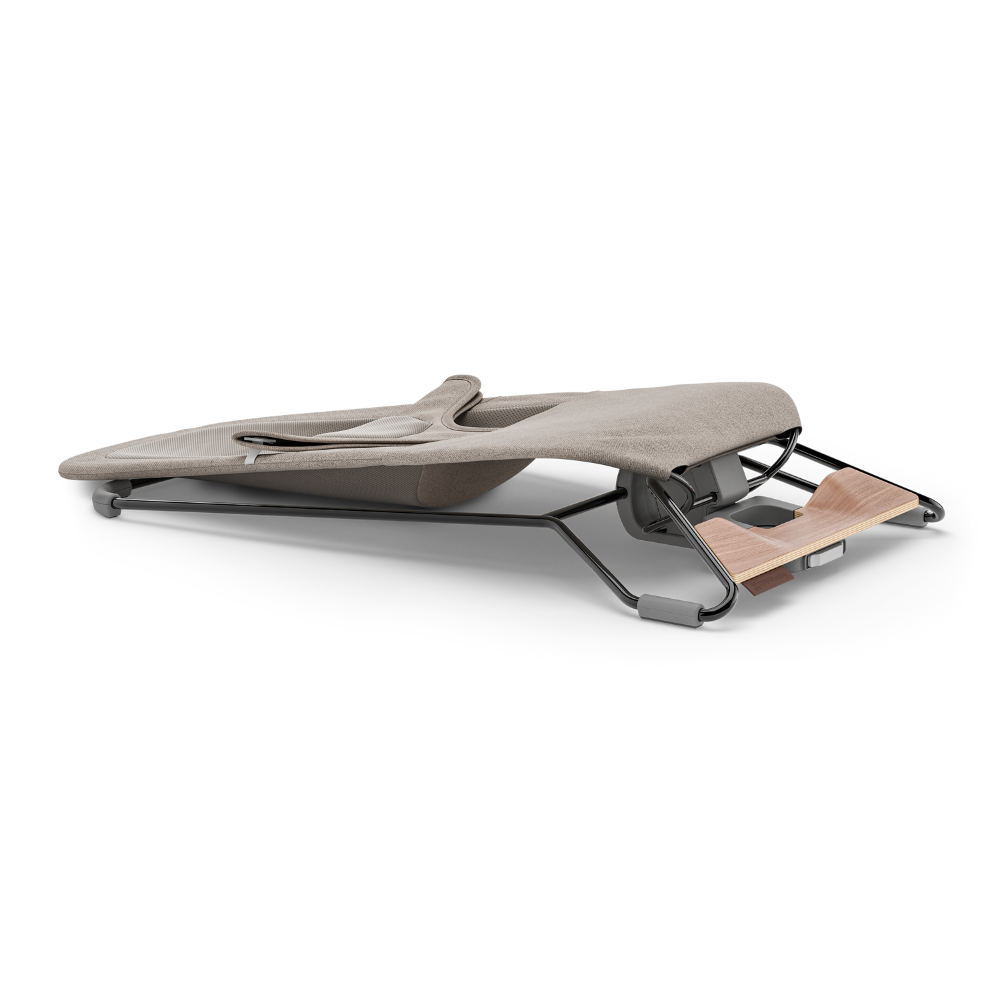 siv otroški gugalnik položen na tla