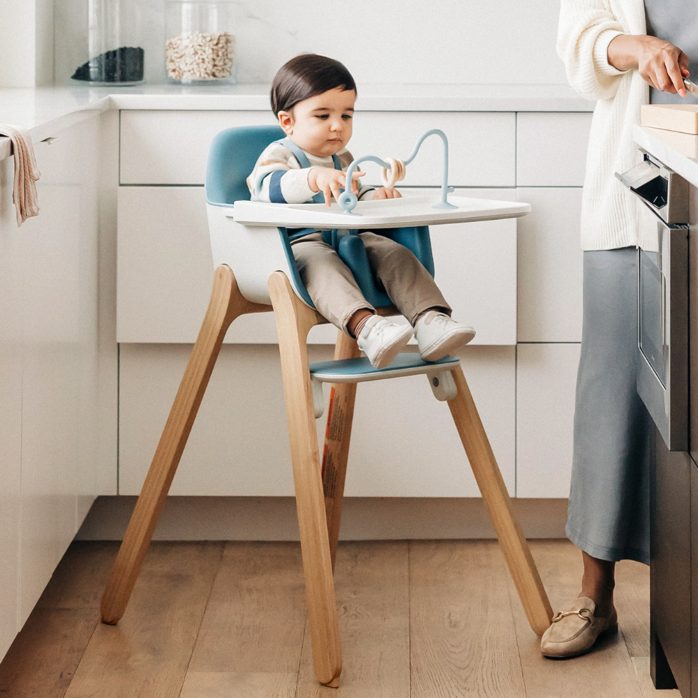 otrok sedi v otroškem stolčku za hranjenje